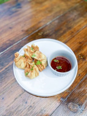 soslu kızarmış hamur köftesi ve sahanda yumurta.