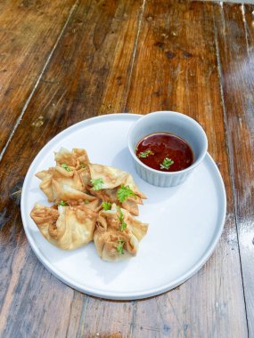 soslu ve soslu kızarmış börek.