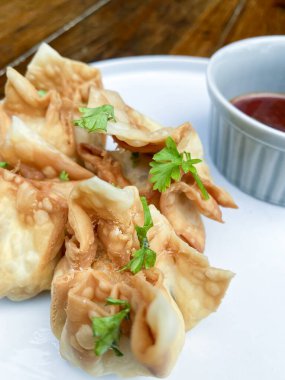 Beyaz tabakta hamur köftesi..