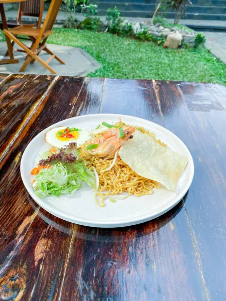 Tahta tabakta domuz eti ve sebzeli Tayland eriştesi. Tayland usulü yemek..