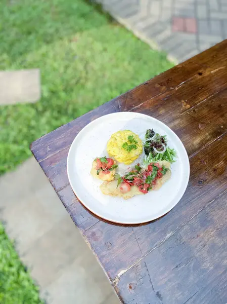 Tahta tabakta kızarmış yumurtalı omlet.