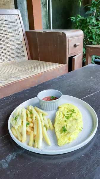 Kızarmış pirinç, kızarmış patates ve kızarmış yumurta.