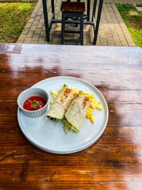 Pirinç ve sebzeli kızarmış tavuk.