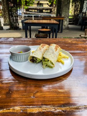 Masada peynirli ve sebzeli lezzetli sandviç.