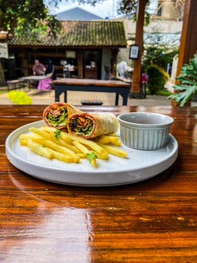 Restoranda patates kızartması, sebze ve sos.