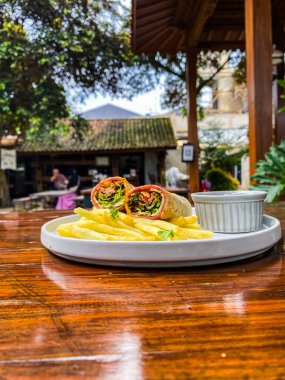 Tahta masada patates kızartmalı tavuk.