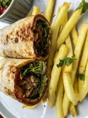 Türk usulü kebap ve kızarmış patates. Türk yemeği.