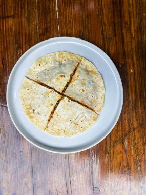 Et ve sebzeli tortilla.