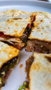 Et ve sebzeli lezzetli Türk pizzası.