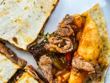 Sarımsaklı ve otlu kızarmış biftek. yakın - yakın görünüm