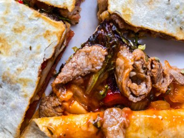 Geleneksel Türk yemekleri. Etli kebap, ekmek, soğan, soğan, pide ve Türk ekmeği..