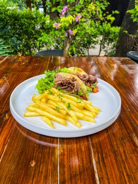 Patates kızartması ve patates kızartması.