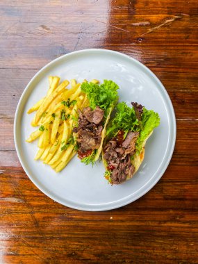 Kızarmış patates ve sebzeli biftek.