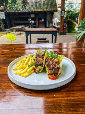 Kızarmış biftek ve sebzeli kızarmış patates.