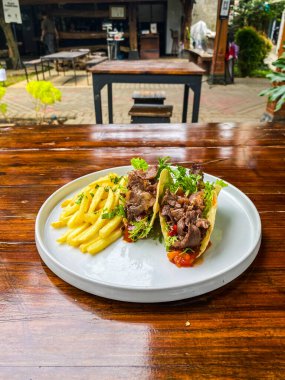 Tahta bir masada biftek.