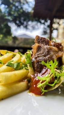 biftek ve patates kızartması