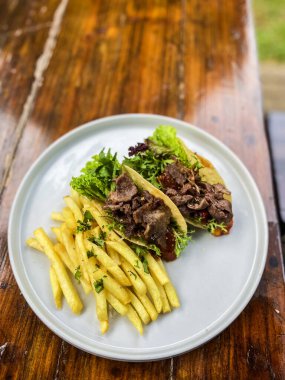 Biftek ve biftek tabakta.