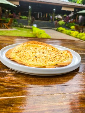 Tahta masada ananas ve peynirli gözleme.