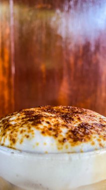 Lezzetli İtalyan tatlısıyla taze krema ve çırpılmış krema.