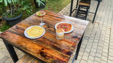 Kahve ve çay bir kaşık dolusu cam bardakta.