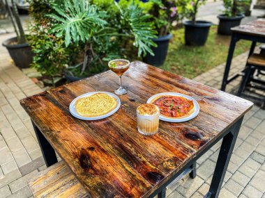 Masada bir bardak kahve ve bir fincan çay..