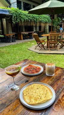 Kahve fincanı, bir bardak kahve ve kafedeki masada bir fincan sıcak çikolata.