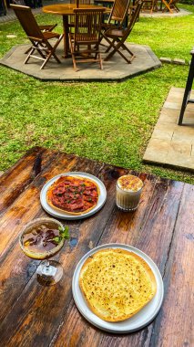 Kahve ve meyveli kahvaltı.