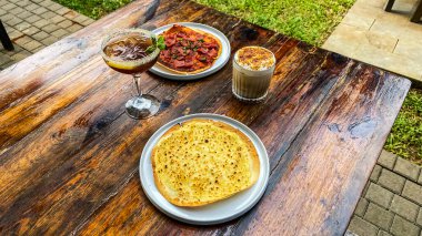 Masada kahve ve kek var.