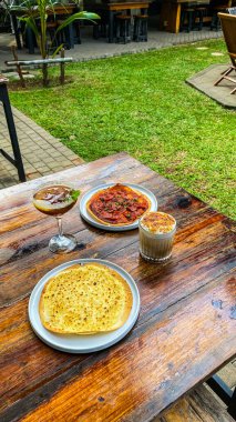 Kahvaltınız ve kekiniz.