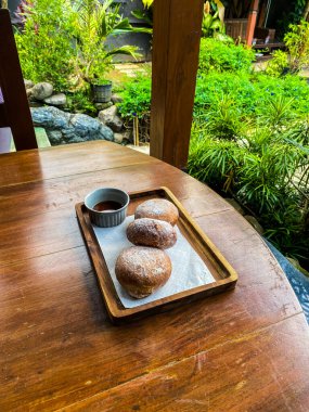Kahve, kruvasan, kahve fincanı ve çay bahçedeki kafede.