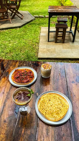 Kahvaltı masasında bir fincan kahve ve ekmek..