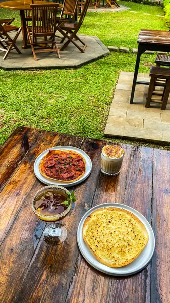 ahşap bir masaya Servis Kahvaltı