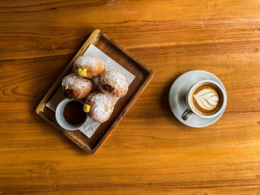 Çörekle kahve ve kahve.