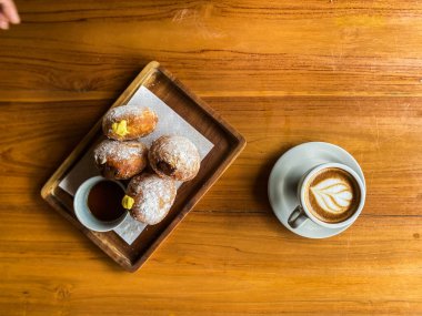 Kahve molası ve kahveli donut.