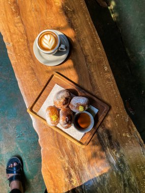 Kahvenin kahvaltısı ve kruvasan