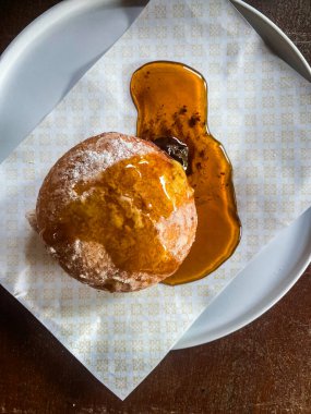 Badem ezmeli geleneksel Portekiz tatlı keki