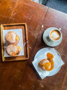 Kahve ve reçelli kruvasan.