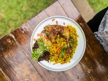 Kızarmış pilav, kızarmış tavuk ve sebze.