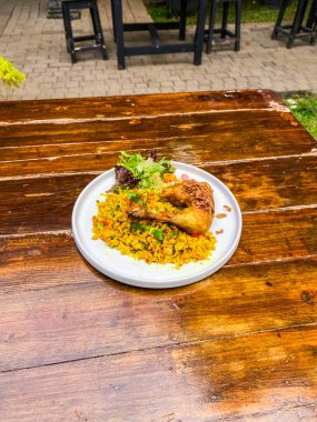 Kızarmış tavuk, pilav ve sebze.