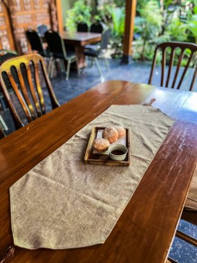 Boş tabak ve bir fincan çayla birlikte ahşap masa. Sabah kahvaltısı..