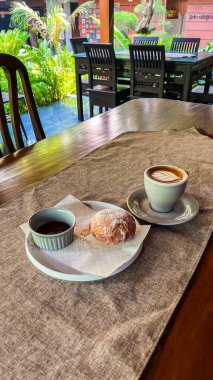 Kahvaltıda kruvasan ve kahve.