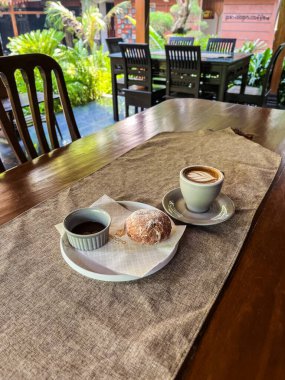 Kafedeki masada bir fincan kahve.