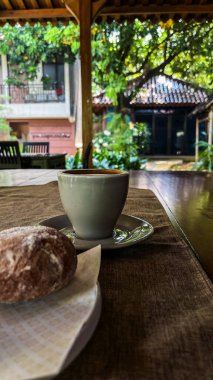 Kahve ve kahve, kahve fincanı ve ahşap arka planda. Sabah kahve dükkanında..