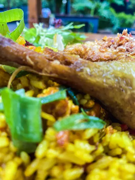 Sebze ve baharatlı kızarmış tavuk pilavı.