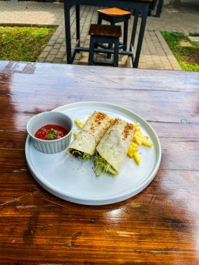 Tahta masada etli ve sebzeli sandviç.