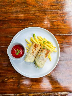 Izgara tavuk ve sebzeli pirinç sarması.