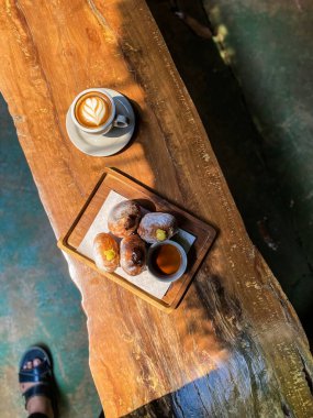 Kahve fincanı ve sıcak çikolata sabah tahta masada.