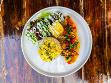 Meksika yemeği, kızarmış pilav, mısır, avokado, kızarmış tavuk, domates ve kırmızı biber.