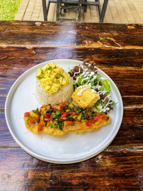 Tahta masada tavuklu pilav..