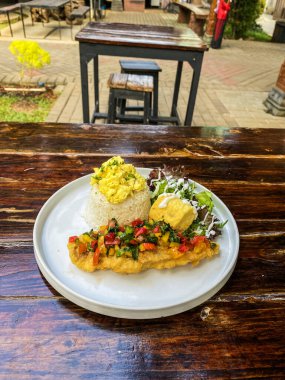 Tabakta balık ve sebzeli pilav.